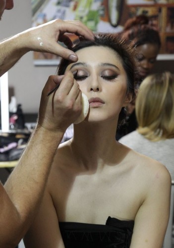 明星补妆照曝光:王菲被簇拥 范冰冰化妆显倦容