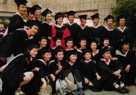赵薇晒大学毕业照 黄晓明露憨态【图】