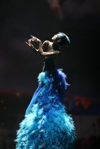 杨丽萍收官之作《孔雀》唯美"开屏" 风采依旧