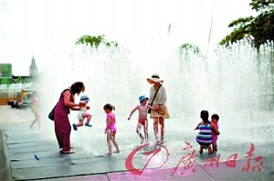 英国一高中不让穿<em>短裤</em> <em>男生</em>穿裙子抗议(图)_中