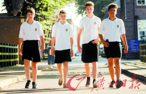 英国高中禁止穿<em>短裤</em> <em>男生</em>不忍酷热穿裙子抗议