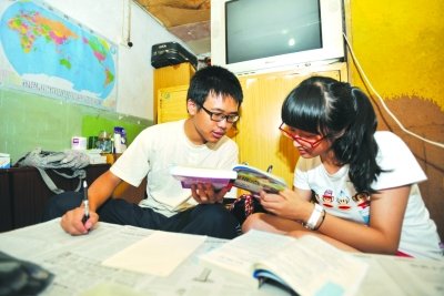 武汉理科状元放弃网游 暑假当家教挣大学学费