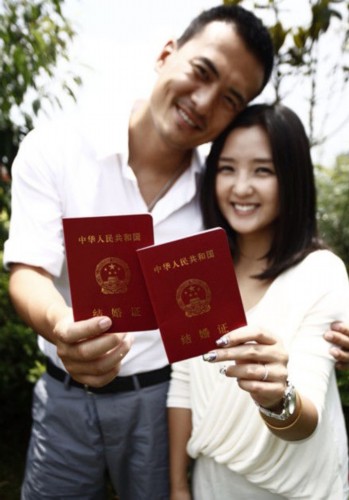 何洁晒与赫子铭<em>结婚证</em>照片 两人9月将举行婚礼