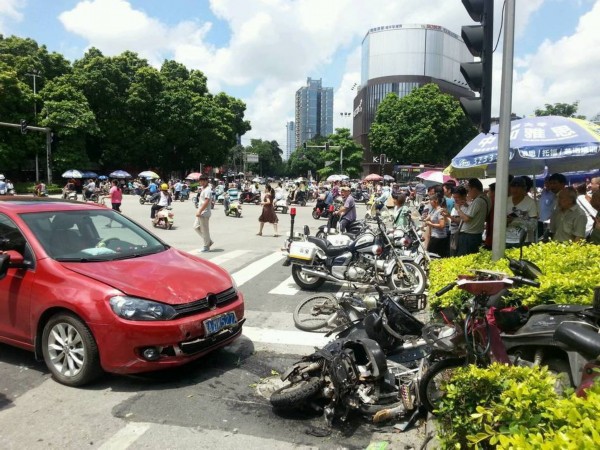 南宁一<em>女司机误把油门当刹车</em>连撞7车9人受伤