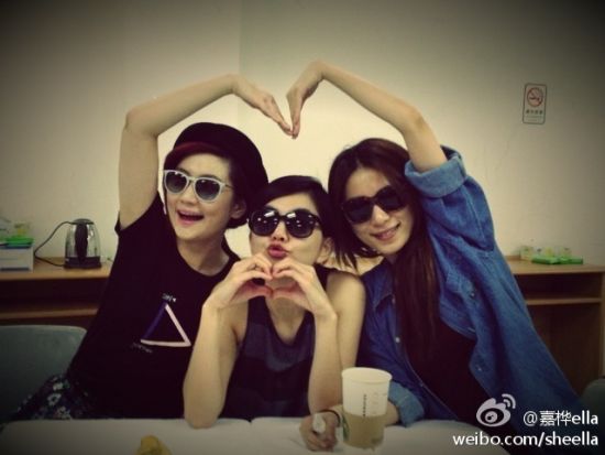 she广州开唱晒亲密合影 ella嘟嘴撒娇十分可爱