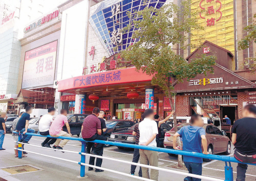 沈阳:舞厅有"诈弹" 舞友坐等不愿离去