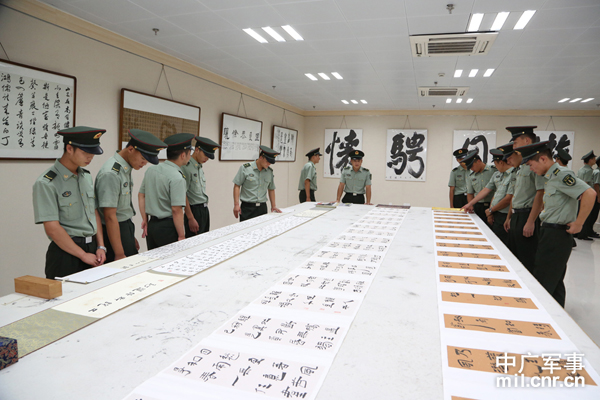 解放军532医院组织官兵参观书画摄影展