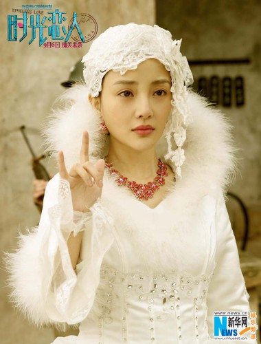 <em>李小璐</em>羽毛装绝美婚纱出镜 穿越时空虐恋立威