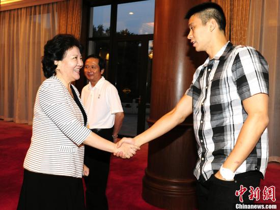 国侨办主任裘援平会见NBA华裔球星林书豪