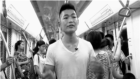 杭州小伙地铁上锻炼口才 演讲帝曾经也口吃