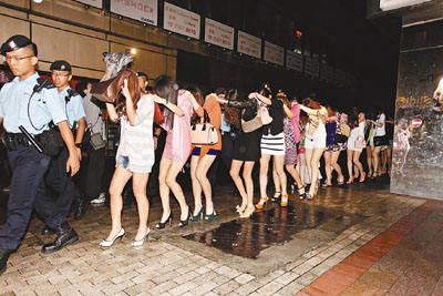 香港警方扫黄拘捕32名疑涉卖淫的内地女子_新