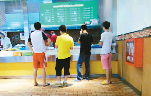 <em>校园</em>穿<em>拖鞋</em>购物摔成残疾 本人、学校、超市共