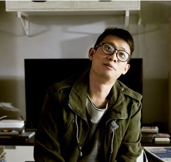 戴着眼镜的张译