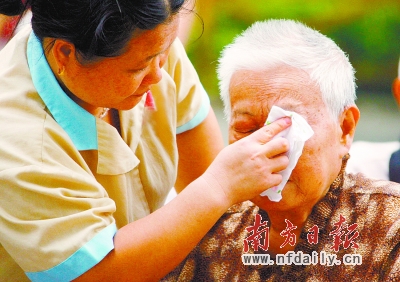 被遗弃在病床上的老人 呼吁<em>为人子女</em>者及时尽