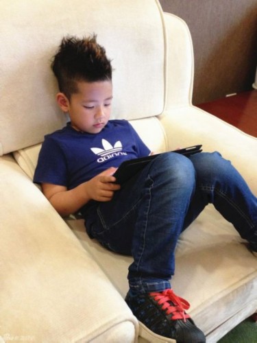 只见他满手都是儿子小kimi酷