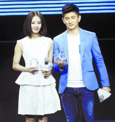 吴奇隆承认与刘诗诗恋情 晒亲密合照秀甜蜜