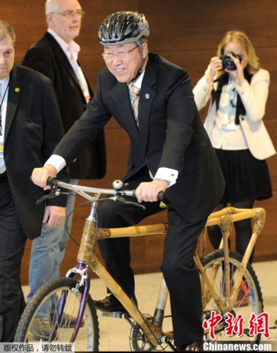 潘基文气候大会试骑竹制单车
