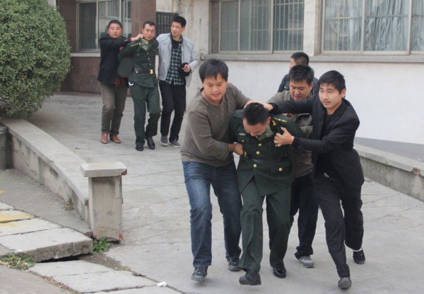 假军官团伙落网+首长吓尿引围观(组图)