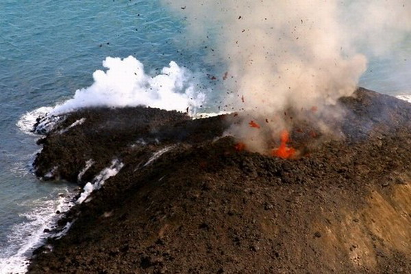 形成小岛喷出熔岩流 固化后或使小岛永久