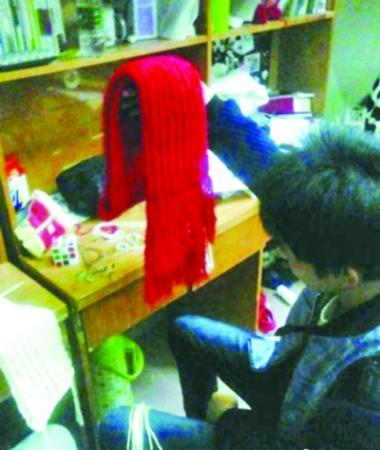 三个男生织<em>围巾送女友</em> 网友叹 逆天了 (图)_中国