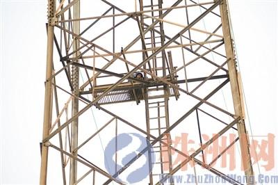 男子爬40米高电塔“维权”近6小时 市区被迫断电