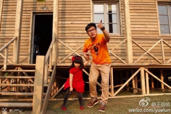 王岳伦王诗龄温馨合照曝光 <em>父女亲嘴</em>牵手显亲