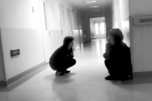 <em>17岁女孩</em>医院卫生间产婴 朋友称就当做次<em>人流</em>