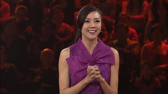 周韦彤答对问题后开心不已