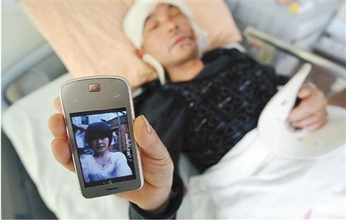 <em>4岁女孩</em>随父亲寻找出走母亲 遇车祸或毁容 图