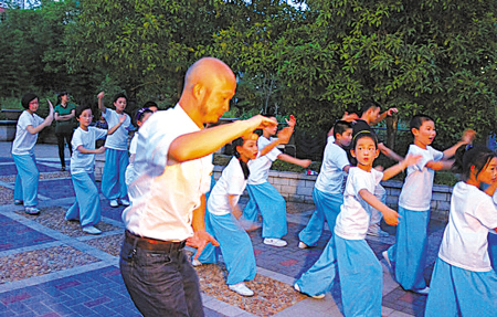 四明内家拳传承人夏宝峰向学生传授拳艺
