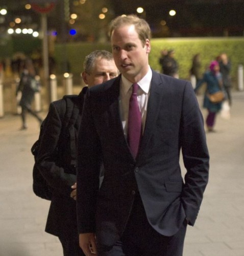 图:威廉王子西装笔挺入读康桥 乘火车抵达学校