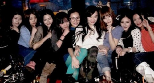 泰迪<em>姐妹团</em>未参加杨幂大婚 <em>娱乐圈</em>真友谊难维