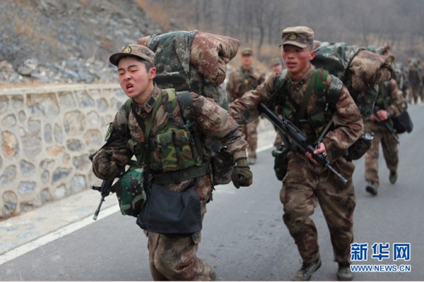 北京卫戍区特种警备团结合冬季适应性拉练开展政治工作见闻