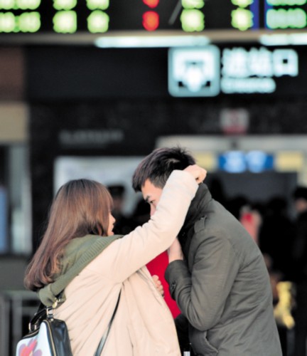 春运路上,各种难舍难分场景经常在离别的车站上演,情侣们的各种"吻别"