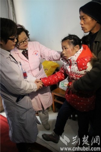 反绑女孩终于松绑 曾因<em>自残</em>被父母无奈<em>捆绑</em>6