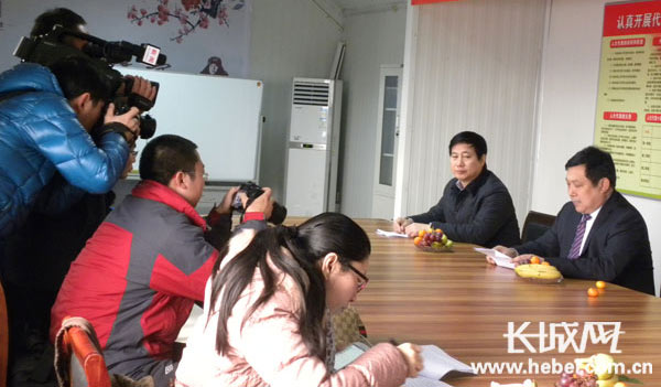 媒体团采访赵王集团董事长李书田.长城网 刘海楠 摄