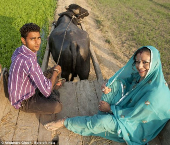 加州派对<em>女孩</em>嫁给<em>印度</em>穷小伙 入乡随俗_新闻