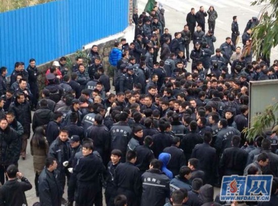 广州一押运公司上百押运员停工封路 反映薪酬