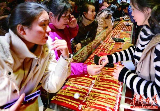 国际金价上涨10% 大妈购买百克金条送孙子(图