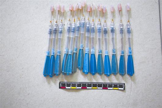 竟然殴打,恐吓主人,并发射含有氯化琥珀胆碱的"毒镖"造成一人死亡