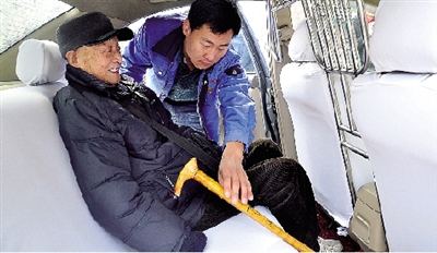 的哥免费接送老人去透析,每两天1次 雷哥,雷锋