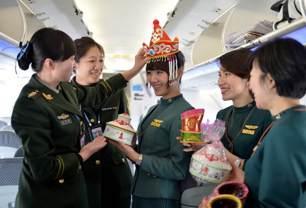 3月5日，呼和浩特边检站的女检查员为台湾长荣航空公司的空姐们送上小礼物。新华社记者任军川摄