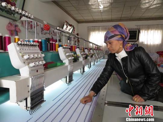 新疆<em>维吾尔妇女</em>8年带动周边千余名学员绣出财