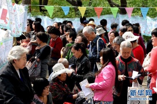 山东济南:<em>父母</em>替<em>子女相亲</em>忙_新闻中心_中国网
