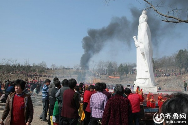 潍坊安丘留山庙会一轿车自燃 市民惊叹好险(高清组图)