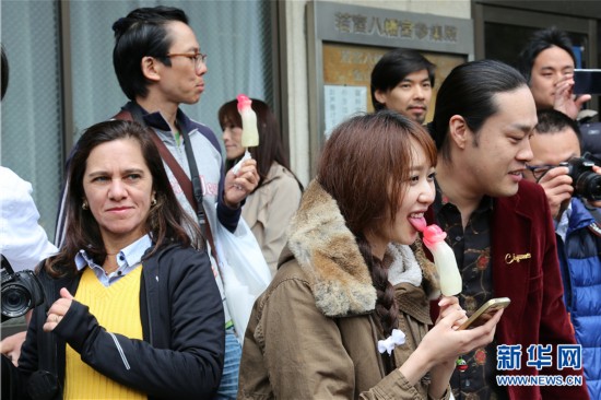 大方吃<em>男根</em>形象棒棒糖的可爱<em>女生</em>