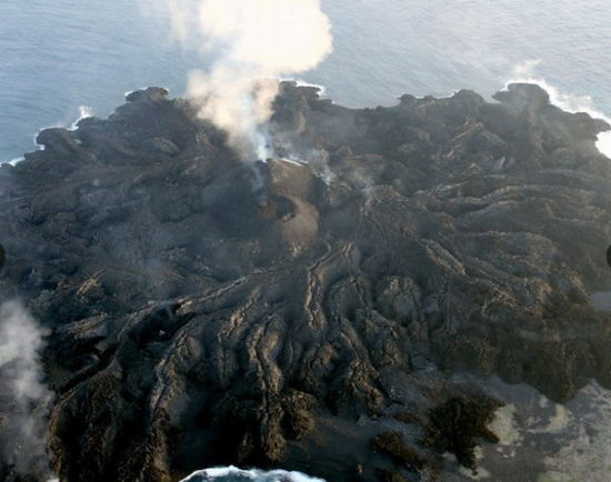 日本海底火山喷发 形成0.7平方公里新岛(图)