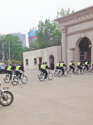 濮阳100名民警骑自行车上街巡逻