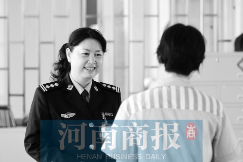 <em>女狱警工作</em>22年专与落马女官员打交道 感到骄
