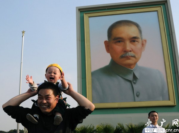 2014年4月27日,北京,孙中山先生的巨幅画像亮相天安门广场,迎接"